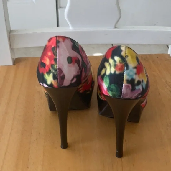 Brash yellow red black heels - Picture 4 of 6